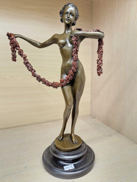 Обнаженная с цветочной гирляндой 647 Девушка. Бронза. Статуэтка.