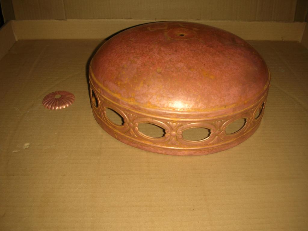 Абажур жестяной от старой настольной лампы 30 - ых 40 - годов . Редкий .