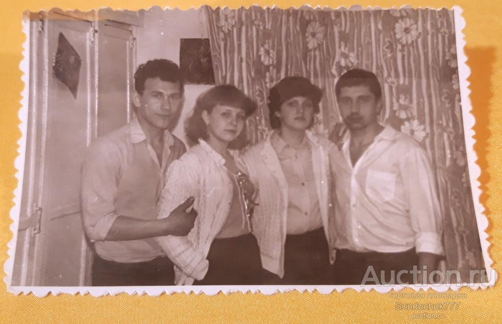 частное молодые Молодые Парни и Девушки. Домашнее Бытовое фото 1984 год. 8 х 12 см. —  покупайте на Auction.ru по выгодной цене. Лот из Новосибирская область,  Новосибирск, Ленинский район. Продавец Sunduchok777. Лот 282135364055567