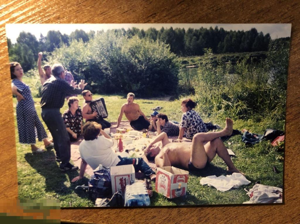 ФОТО *НА ПИКНИКЕ*, ЭМОЦИИ, УЛЫБКА, ДЕВУШКИ, ЮНОШИ, БАЯН, АЛКОГОЛЬ, ЦВЕТНОЕ ФОТО 