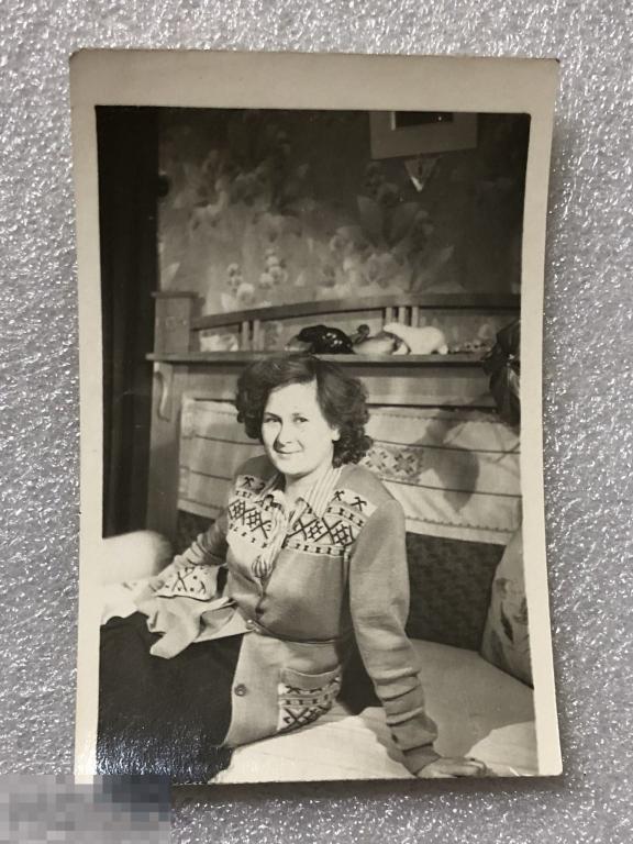 Фото *Девушка. Статуэтки. Медведи* мода, прическа, локоны, улыбка, быт 