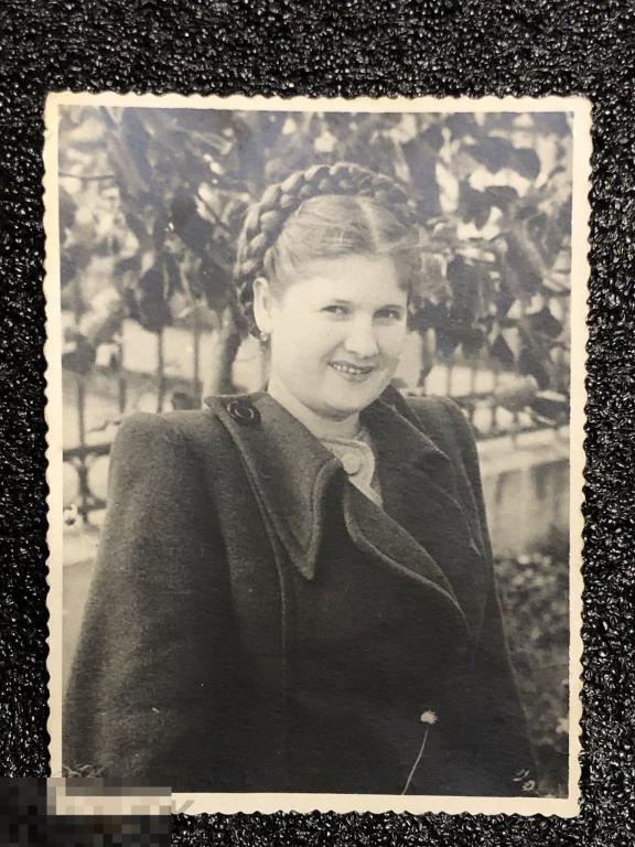 ФОТО *ДЕВУШКА С КОСАМИ*, ПОРТРЕТ, ПРИЧЕСКА, ПАЛЬТО, КОСА, 1952 