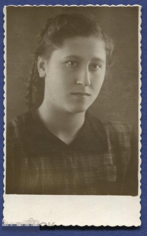 ФОТО *ДЕВУШКА С КОСОЙ*, 1953 Г, МОДА, ПЛАТЬЕ, ПОРТРЕТ, КОСЫ, ЭМОЦИИ 