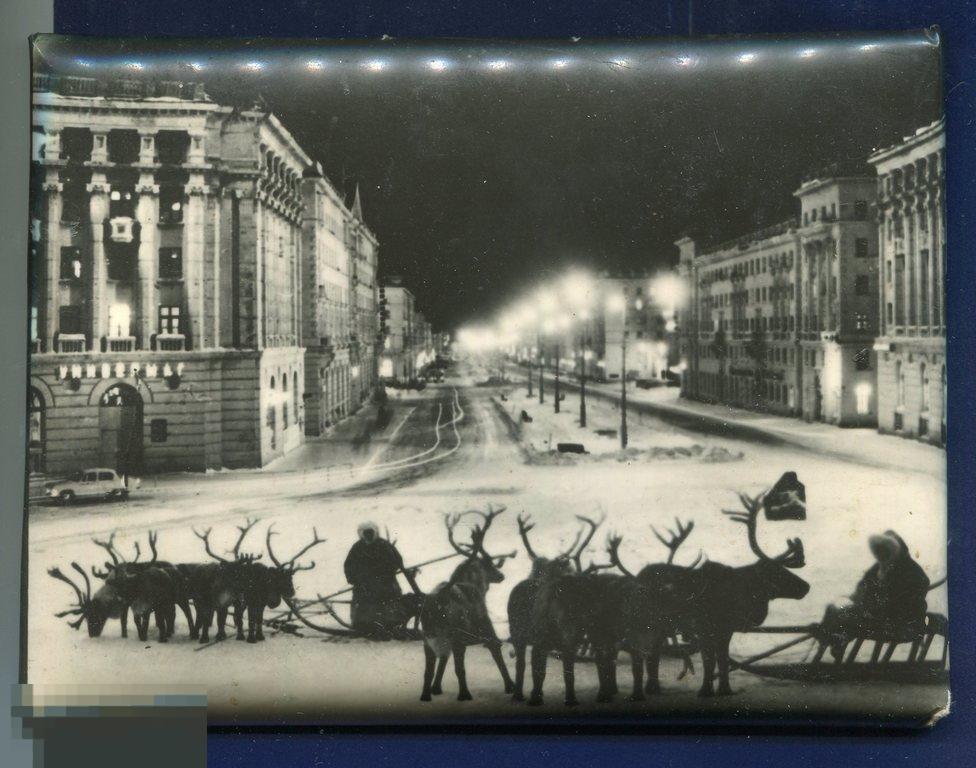 ФОТО ПАННО УПРЯЖКА ОЛЕНЕЙ, ПЛОЩАДЬ, КРАСНОЯРСКОЕ ПРОИЗВ. ОБЪЕДИНЕНИЕ, Г.НОРИЛЬСК, ЗАПОЛЯРНЫЙ ФОТОЦЕХ 