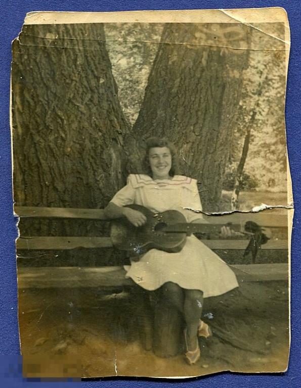 ФОТО *ДЕВУШКА С ГИТАРОЙ*, ПРИЧЕСКА, ПЛАТЬЕ, 1940 Г 