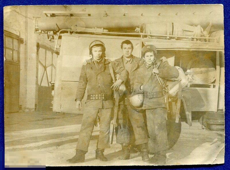 ФОТО *ПОЖАРНАЯ КОМАНДА* ПОЖАРНАЯ МАШИНА, РЕМНИ, КАСКИ, ШЛАНГИ, ПОЖАРНЫЙ 