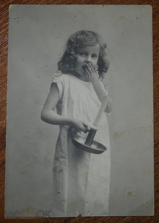 ФОТОГРАФИЯ *ДЕВОЧКА С ПОДСВЕЧНИКОМ* ДО 1917 Г. 