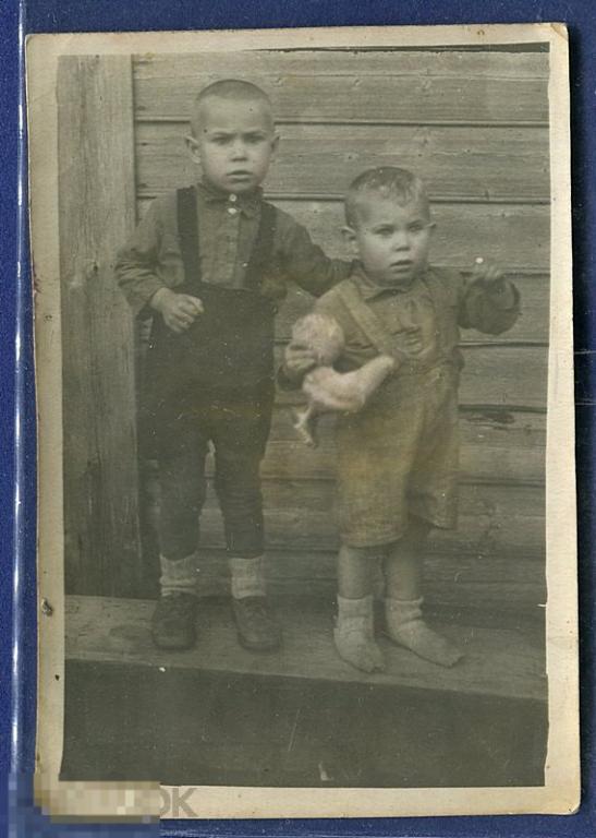 ФОТО *ИСПУГАННЫЕ ДЕТИ. ПЛЕМЯННИКИ* 1948 Г. ЭМОЦИИ, СТРАХ,  ИГРУШКА ПЕТУШОК, РВАНЫЕ НОСКИ, ШТАНЫ 