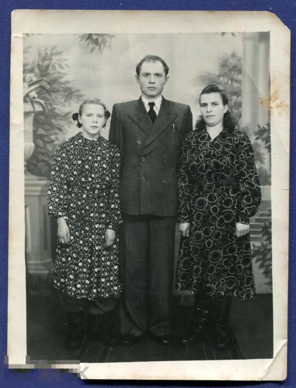 ФОТО *МУЖЧИНА И ДВЕ ДЕВУШКИ* 1956 Г, МОДА, КОСТЮМ, ПЛАТЬЯ 