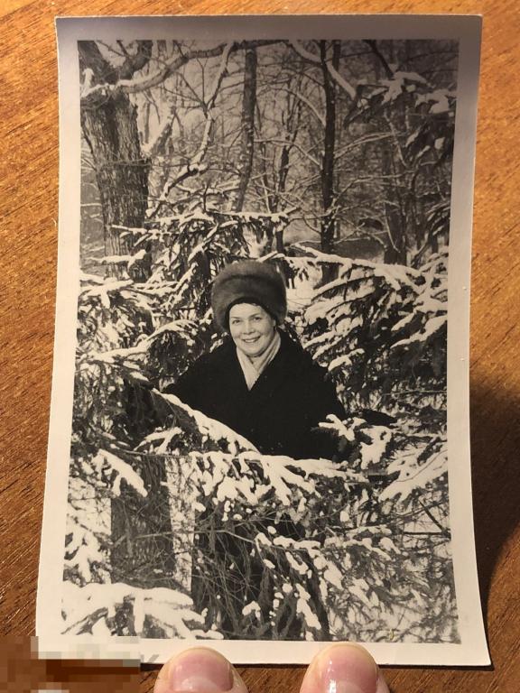 ФОТО *ЖЕНЩИНА СРЕДИ ДЕРЕВЬЕВ*, МОДА, УЛЫБКА, ЭМОЦИИ 