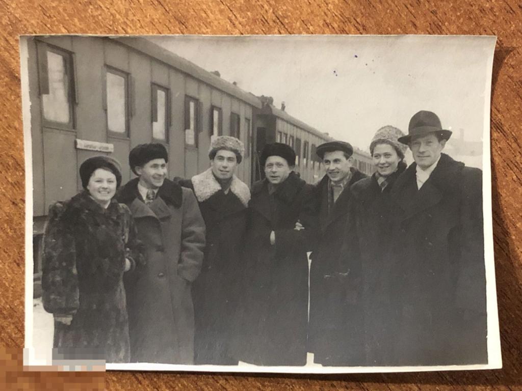 Фото *У поезда Харьков-Горький*,мужчины и женщина, мода, шубы, пальто, шапки, улыбки, вагоны старинн 