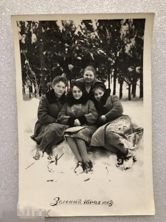 ФОТО *ДЕВУШКИ В ЗЕЛЕНОМ ГОРОДЕ*, 1963, УЛЫБКА, ЭМОЦИИ, ДОМ ОТДЫХА, 