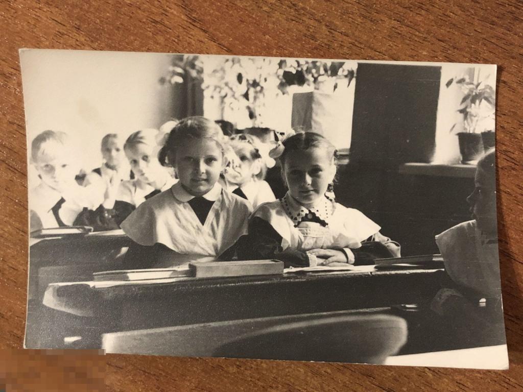 ФОТО *ШКОЛЬНИЦЫ. ПЕРВОКЛАССНИЦЫ* ПРИЧЕСКА, ПЛАТЬЕ, ШКОЛЬНАЯ ФОРМА, ФАРТУК, ПАРТА,  УЛЫБКА, ЭМОЦИИ 