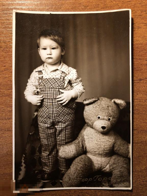ФОТО *МАЛЬЧИК С МЕДВЕДЕМ*, ИГРУШКА, ПЛЮШЕВЫЙ МЕДВЕДЬ, ЭМОЦИИ 