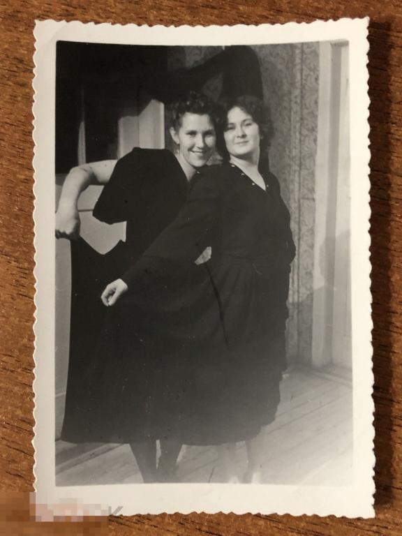 ФОТО *ДВЕ ДЕВУШКИ*,1960 Г МОДА, ПРИЧЕСКА, ОДЕЖДА, ПОРТРЕТ, УЛЫБКА, ПЛАТЬЯ, ЭМОЦИИ 