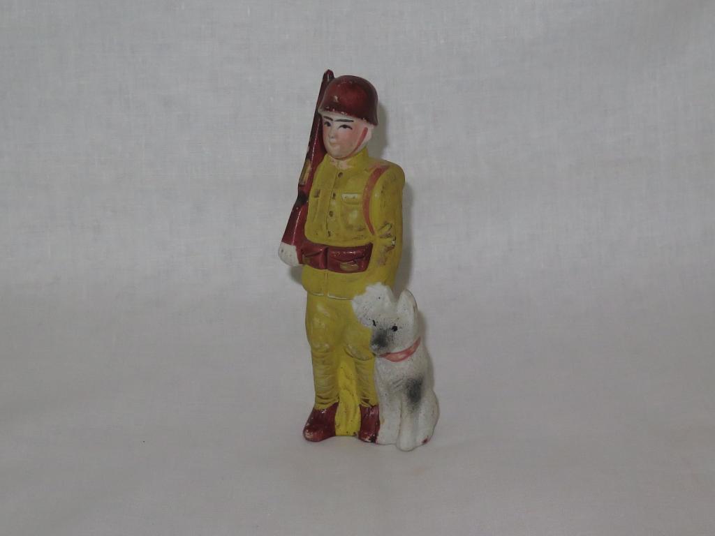 183м Япония керамика фигурка миниатюра Пограничник винтовка собака переод Тайсё-Сёва клеймо редкость