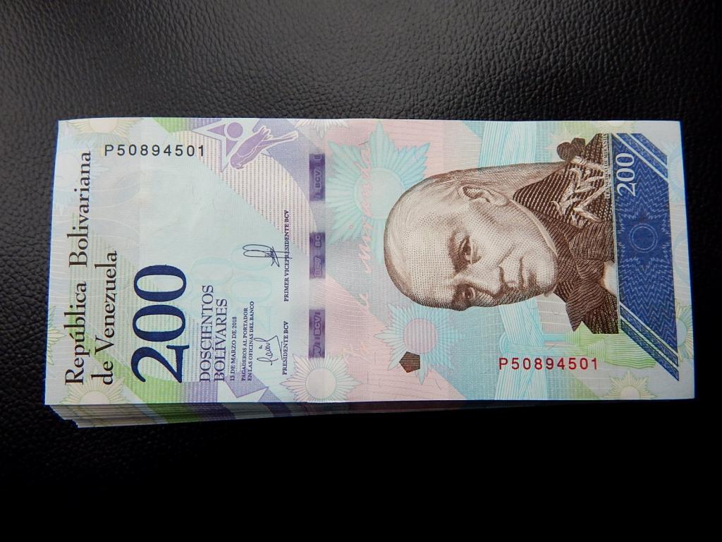 Бона 200 боливаров 2018 года серии "Р" Венесуэла UNC