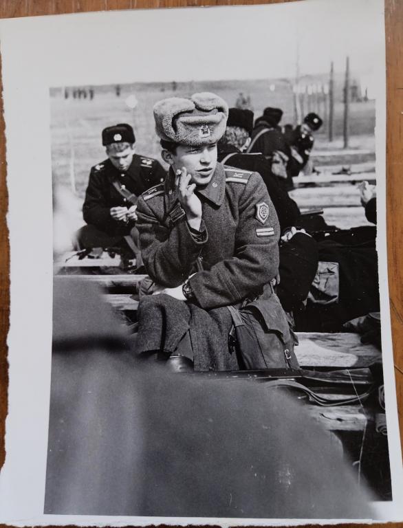 Фото. Курсанты Краснодарского ВВКУ за чисткой оружия. 1975г. 2