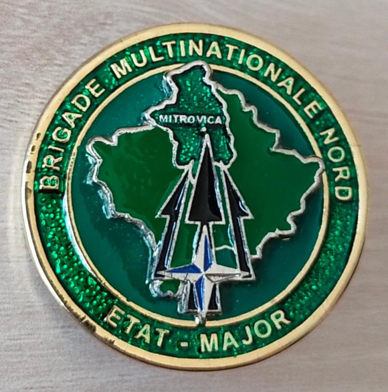 БЫВШИЙ ЗНАЧОК ШТАБ-КВАРТИРЫ МНОГОНАЦИОНАЛЬНОЙ БРИГАДЫ ИМЕНИ ФАБА ШЕЛИ "СЕВЕРНЫЙ ТРЕЗУБЕЦ КОСОВО"