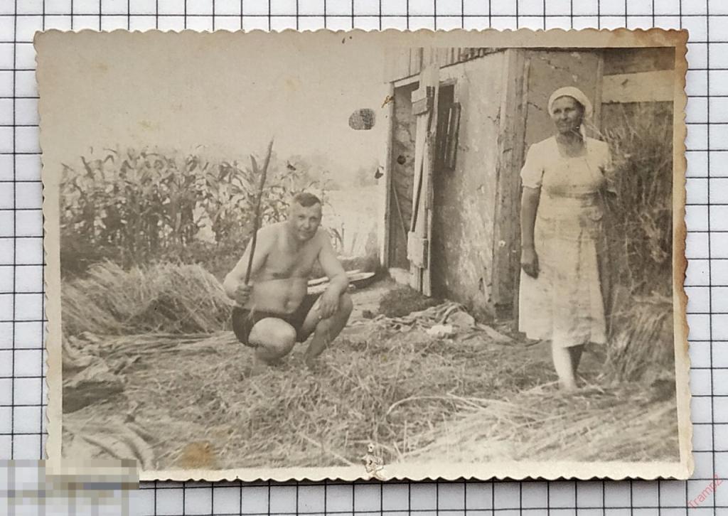 Фотография мужчина в трусах, голый торс, женщина, село, сельский быт #61* 