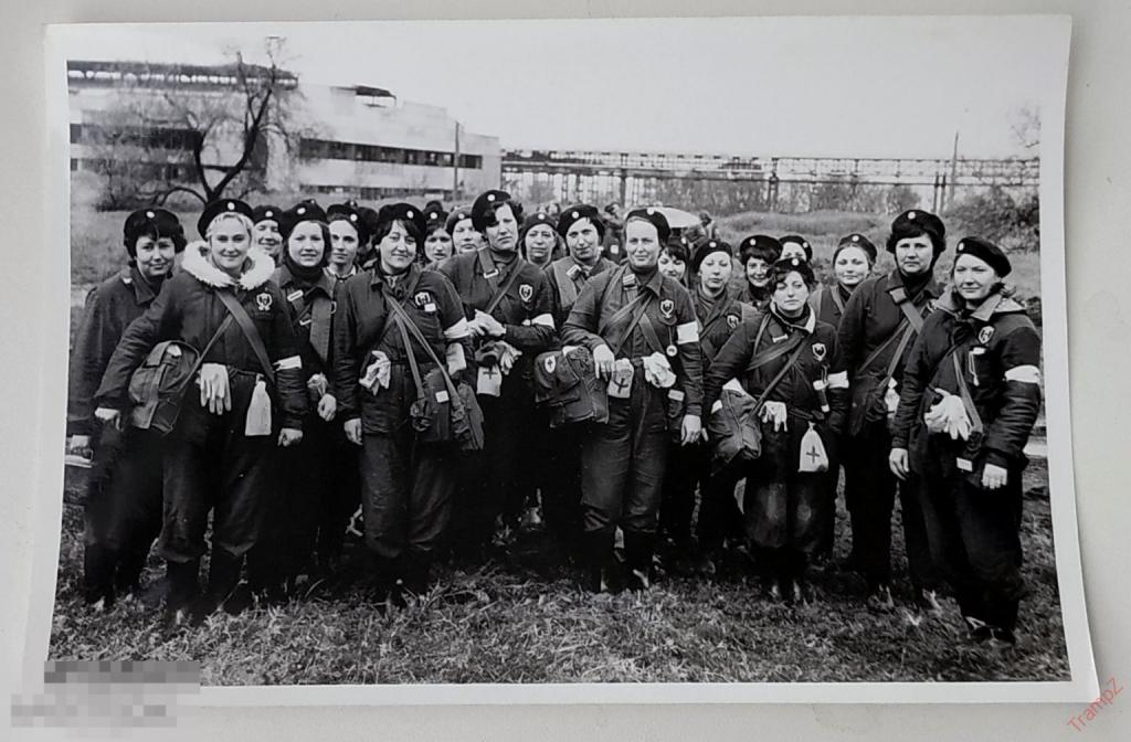 Фотография гражданская санитарная оборона женщины девушки учения противогаз БГСО ГО эмблемы #92* 