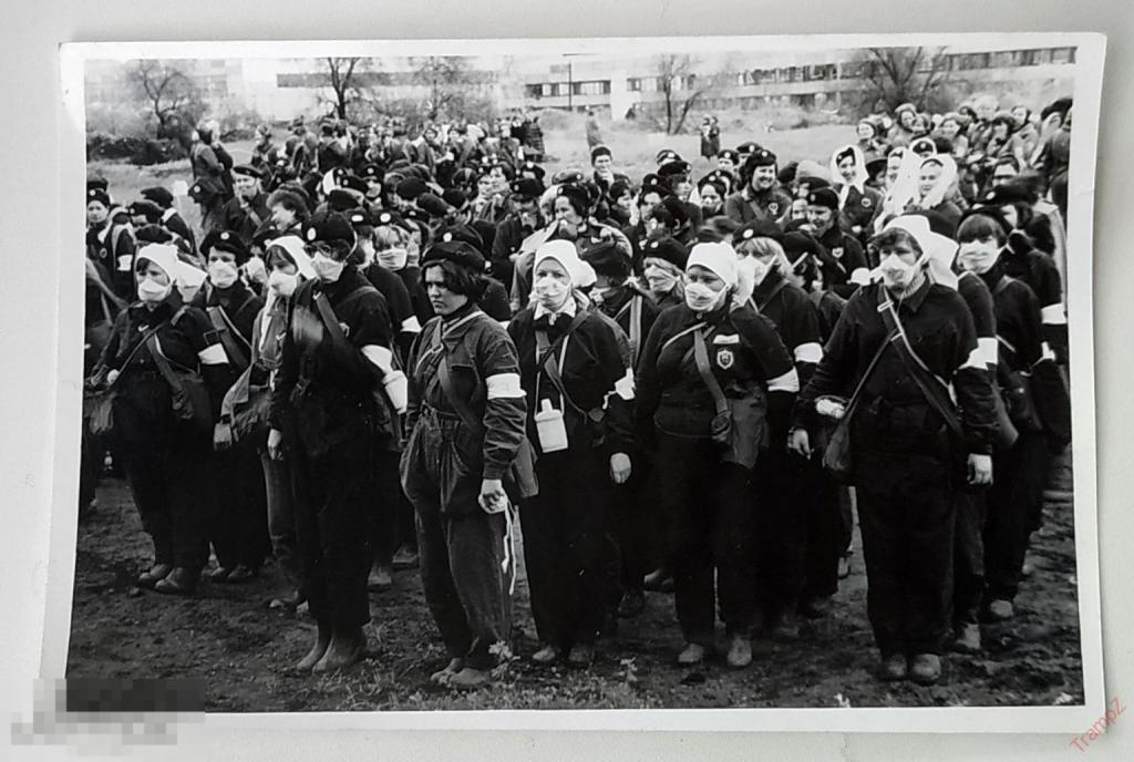 Фотография гражданская санитарная оборона женщины девушки учения противогаз БГСО ГО эмблемы #92* 