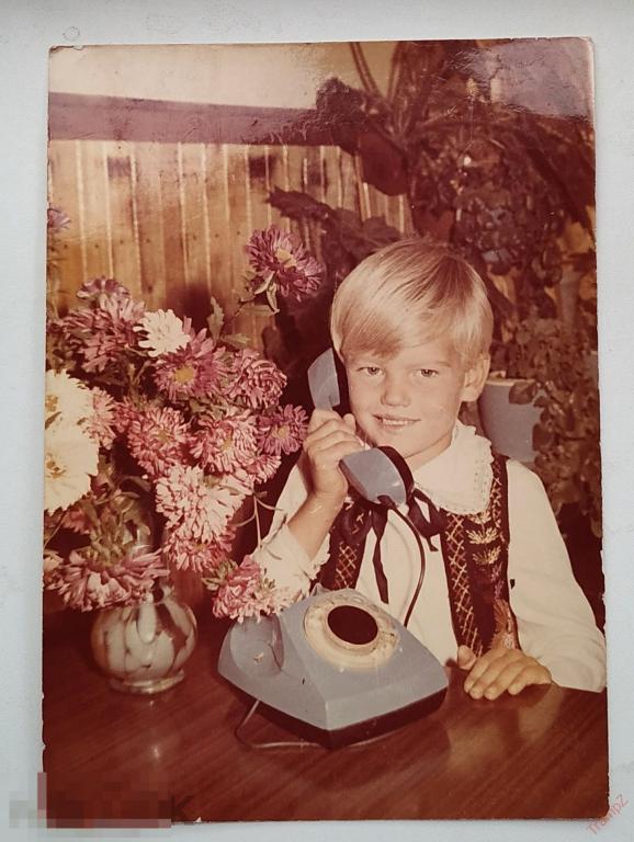 Фотография цветная мальчик, телефон, цветы #92* 