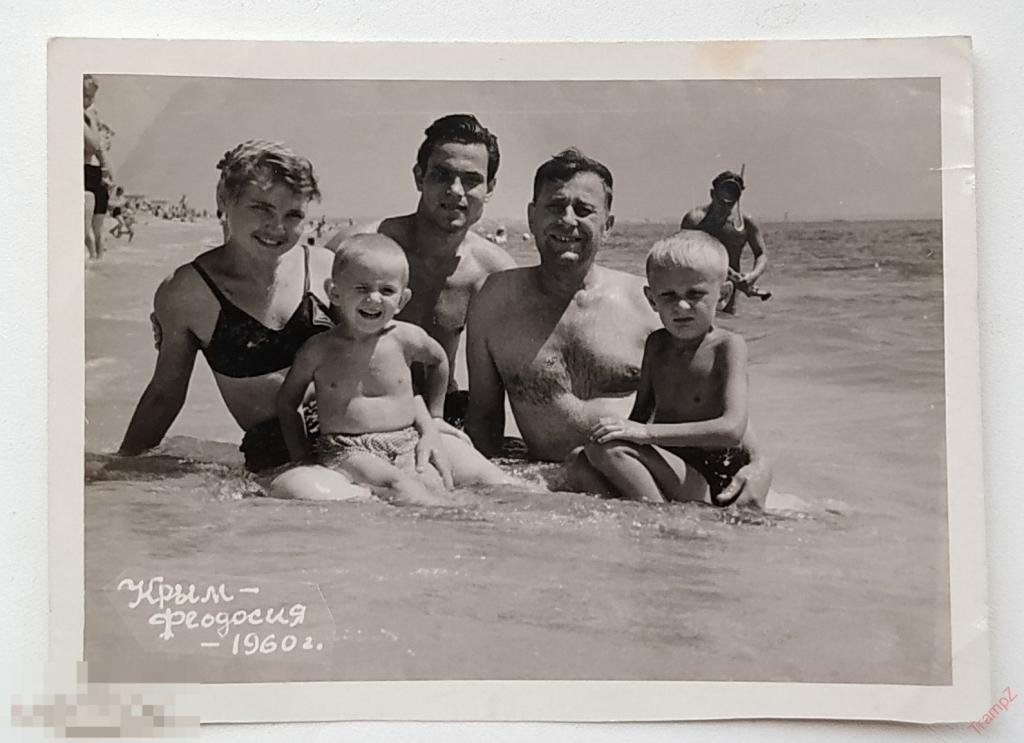 Фотография девушка в купальнике мужчины голый торс дети море #92* 