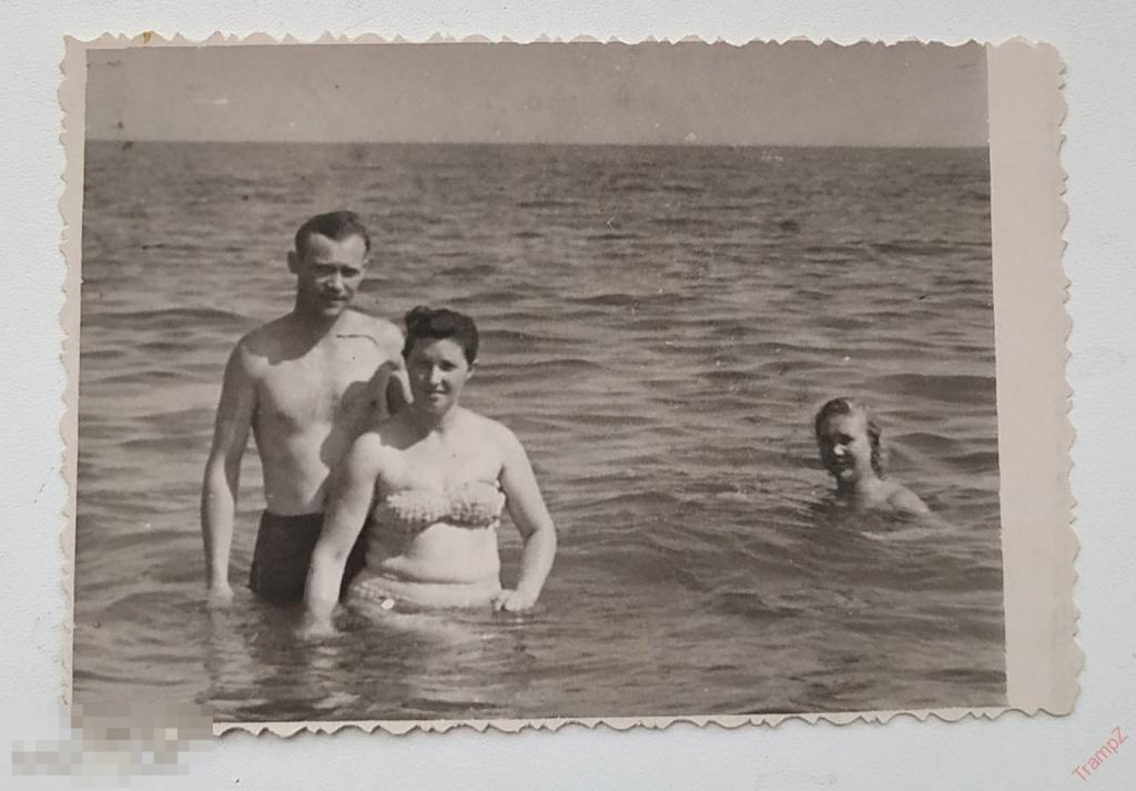 Фотография женщина в купальнике, мужчина в плавках голый торс, море #92* 