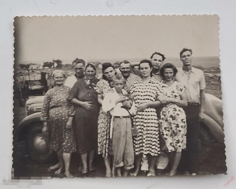 Фотография советские люди, мужчины, женщины в платьях, мальчик с котом, автомобиль #94* 