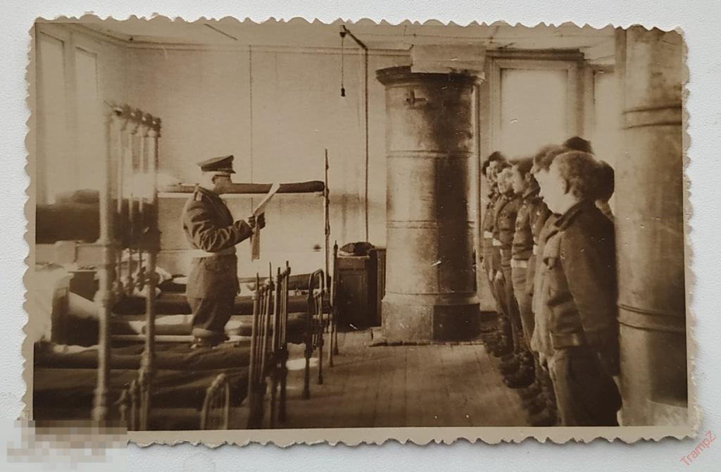 Фотография военнослужащие солдаты старшина, армия казарма кровати #94* 