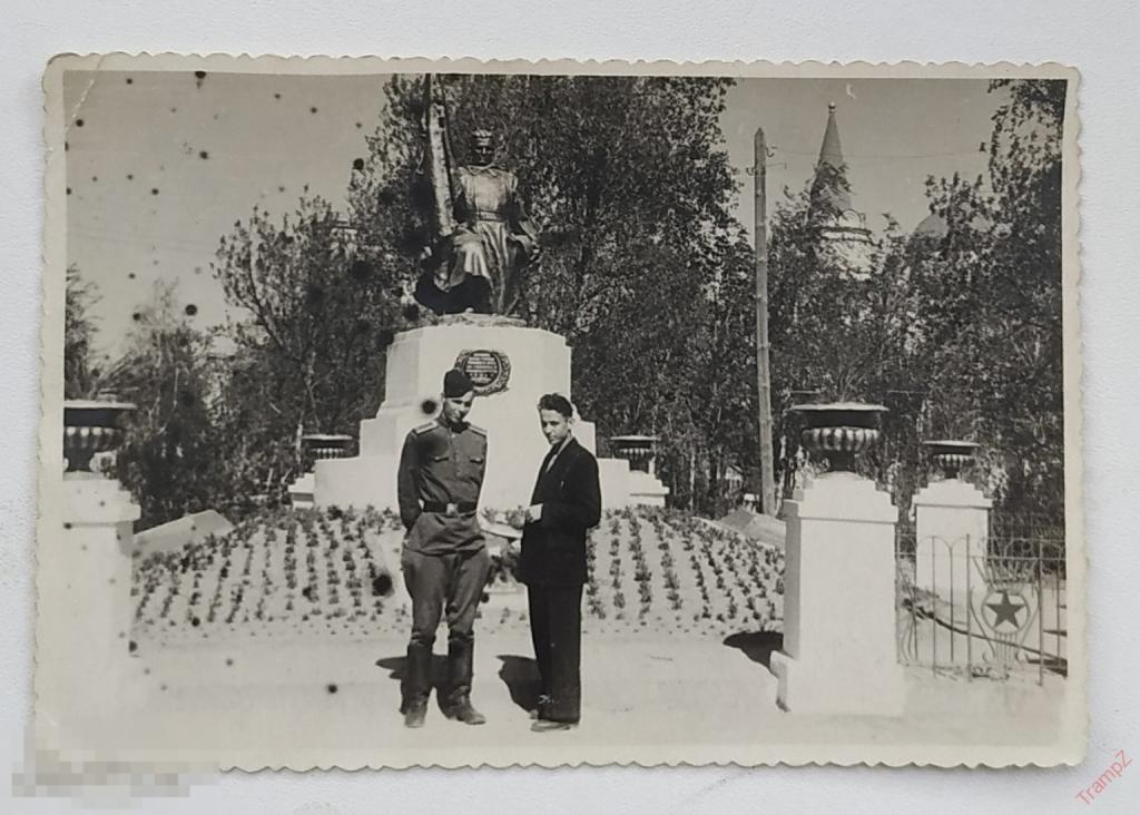 Фотография памятник воин со знаменем. военнослужащий курсант парни, клумба вазон #95* 