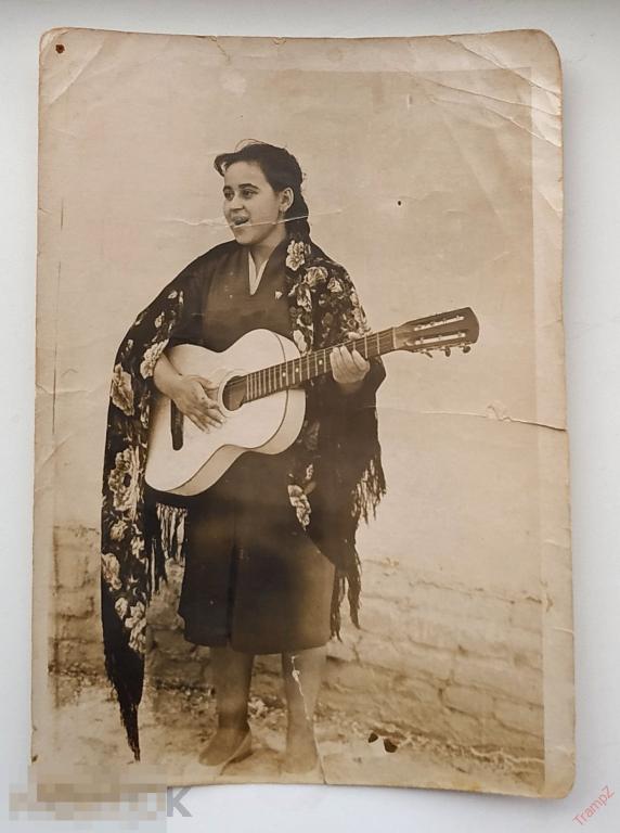Фотография девушка поет, гитара, цыганский платок, комсомолка #106* 