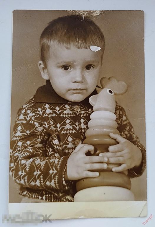 Фотография ребенок мальчик  игрушка пирамидка петушок #98* 