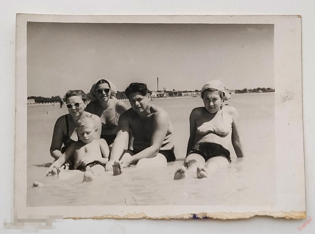 Фотография девушки женщины в купальниках, мужчина в плавках голый торс отдых #98 