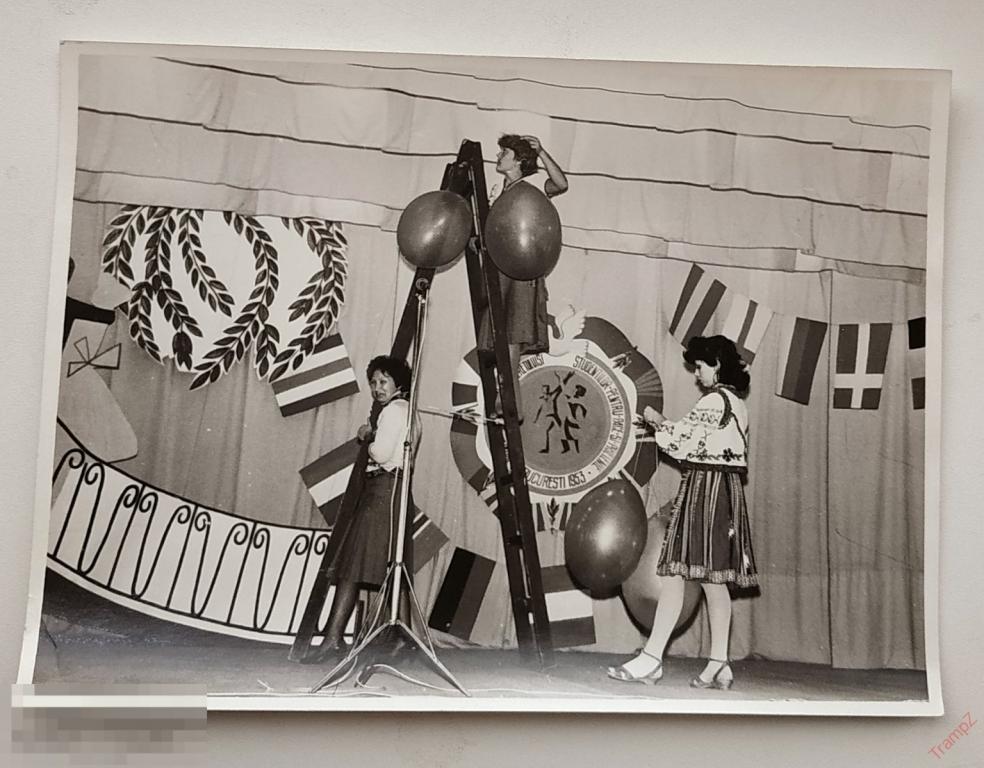 Фотография женщины украшают сцены. фестиваль молодежи. лестница микрофон национальный костюм #106* 