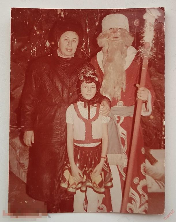 Фотография цветная Новый год елка Дед Мороз девочка новогодний костюм #107 