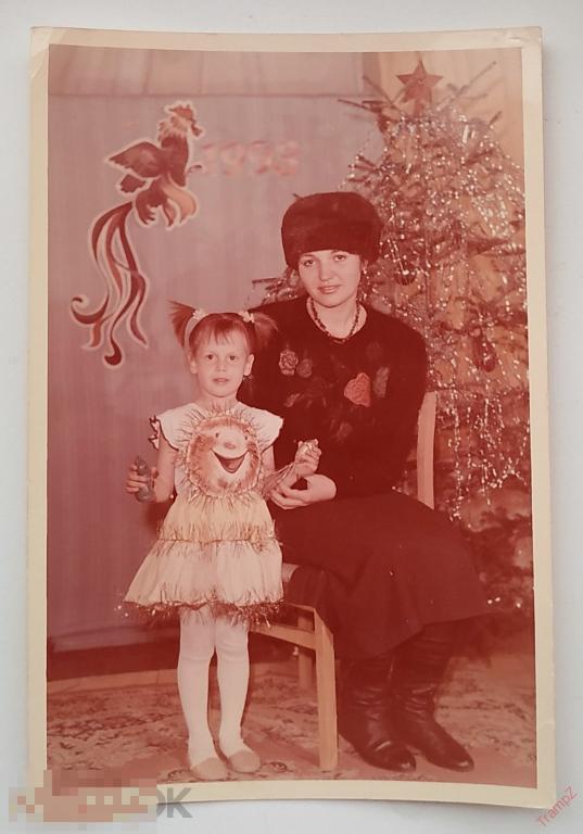Фотография цветная мать с дочкой. Новый год елка, девочка новогоднее платье 1993 #107 