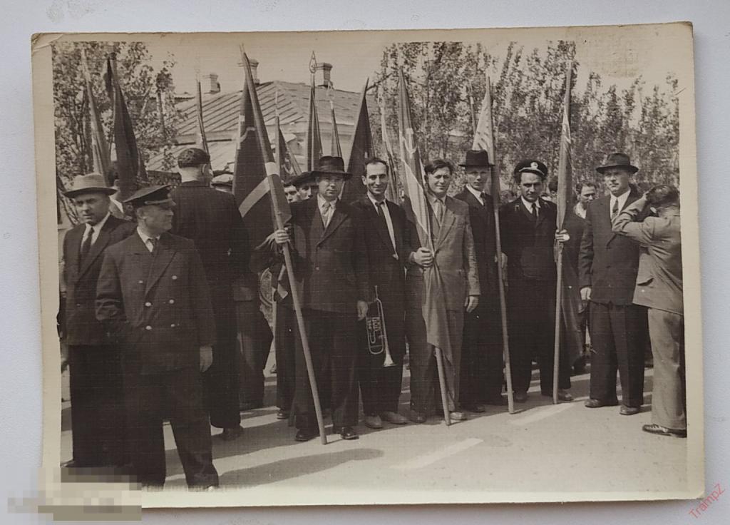 Фотография демонстрация мужчины, флаги знамена, музыкальный инструмент труба #107 