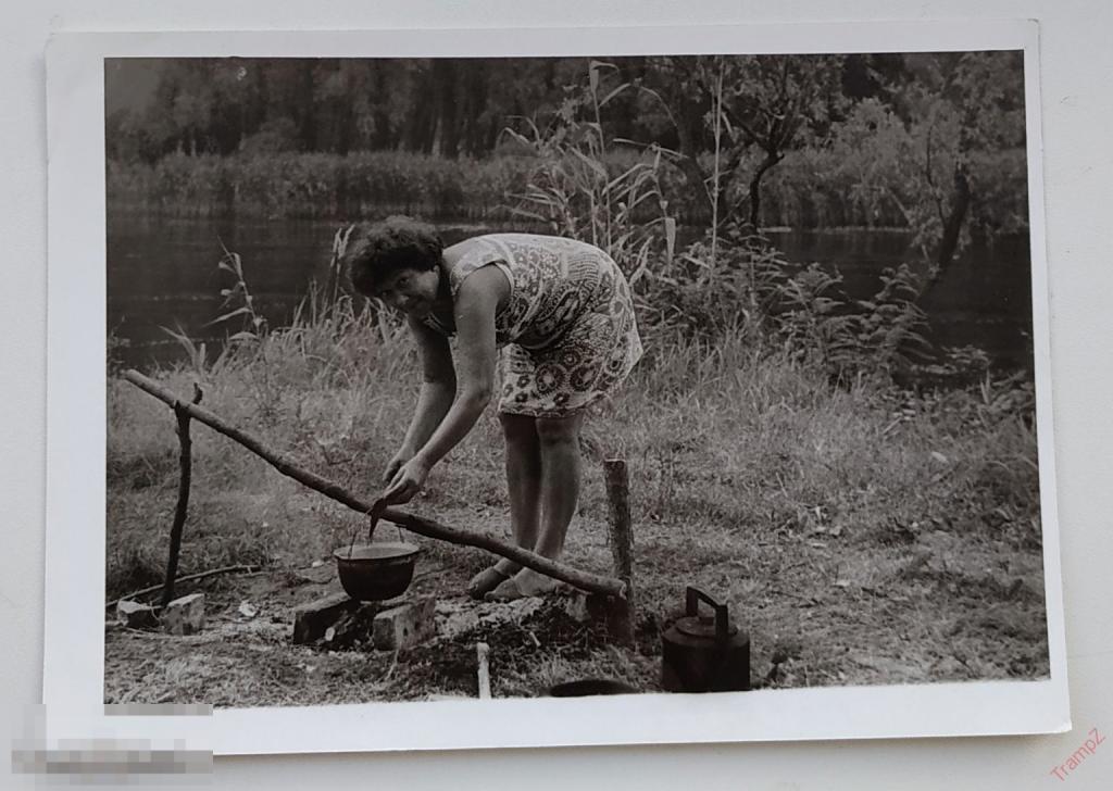 Фотография поход туризм женщина у костра, котелок чайник #101 
