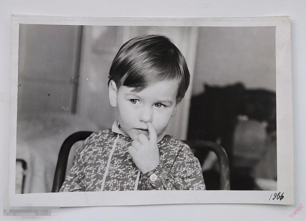 Фотография портрет ребенок девочка ковыряет пальцем в носу #101 