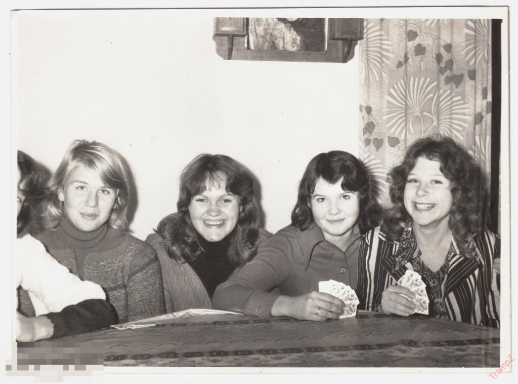 Фотография девушки играют в карты, мода прическа одежда улыбка #102* 