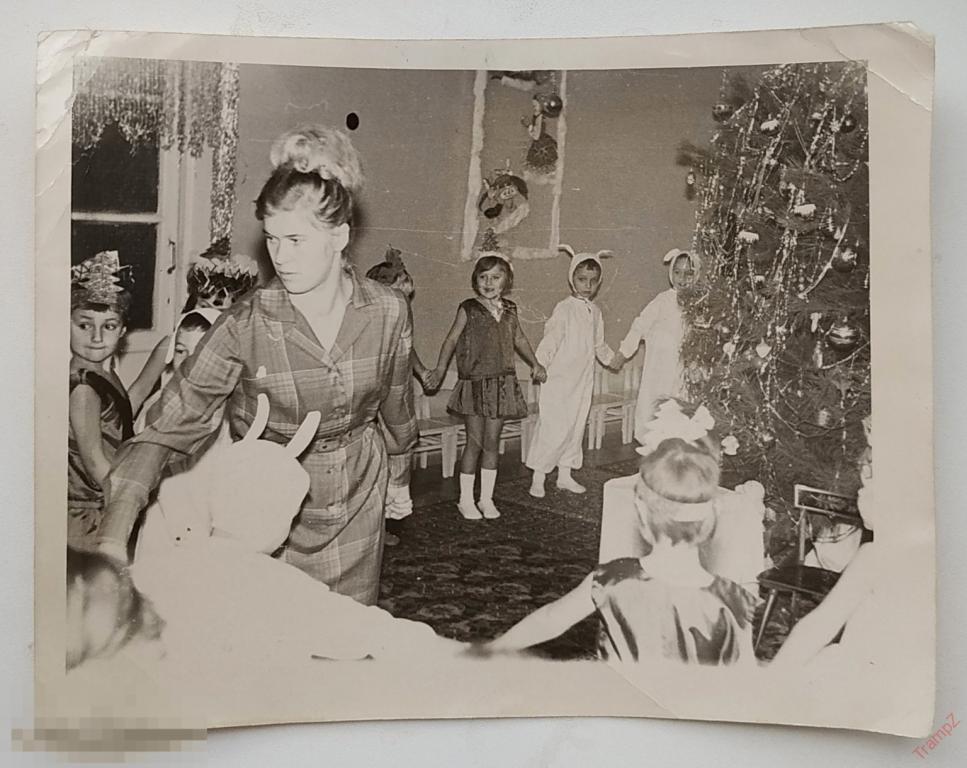 Фотография Новый год утренник дети новогодние костюмы елка утренник #101 