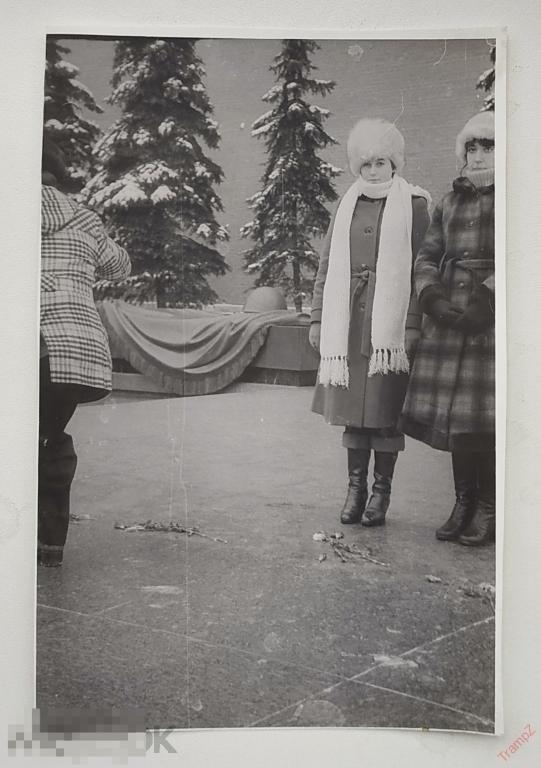 Фотография девушки зимняя одежда мода шарф, меховая шапка, Москва Кремль Вечный огонь #101 