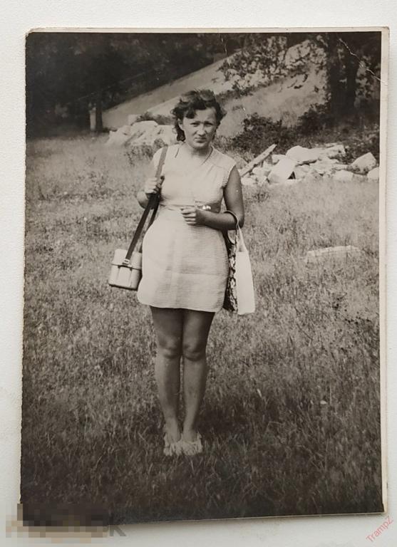 Фотография девушка в платье с сумкой, котелок #102 