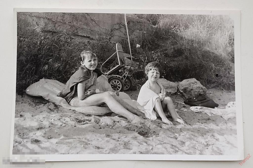 Фотография девочки в купальниках, пляж надувной матрас дети, детская коляска #102 