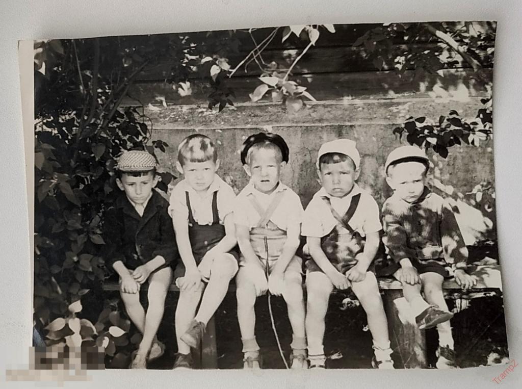 Фотография дети мальчики на скамейке #104 