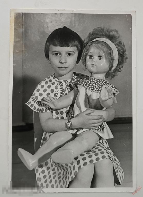 Фотография девочка, платье в горох, часы, большая кукла, игрушка #105*