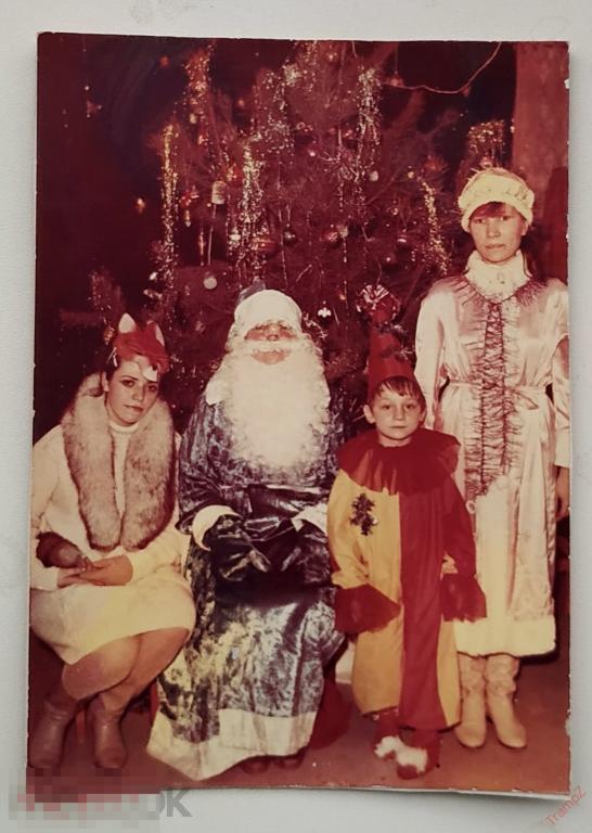 Фотография цветная Новый год Дед Мороз, Снегурочка, новогодние костюмы мальчик Петрушка #105 