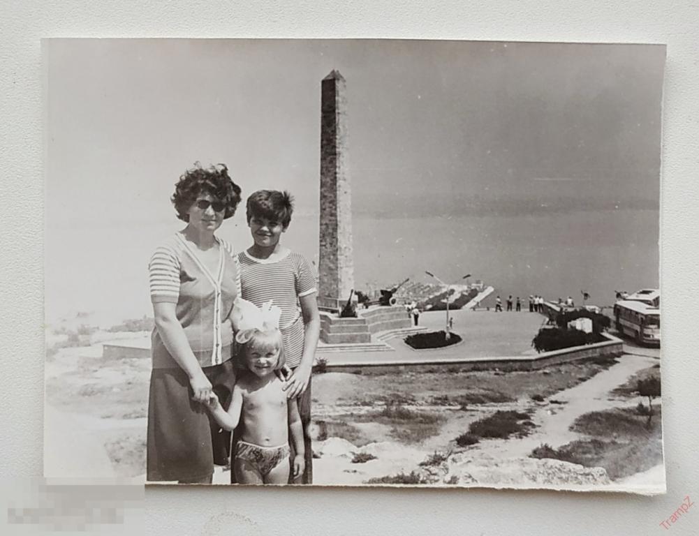 Фотография Керчь гора Митридат обелиск, мать с детьми, девочка мальчик #104 